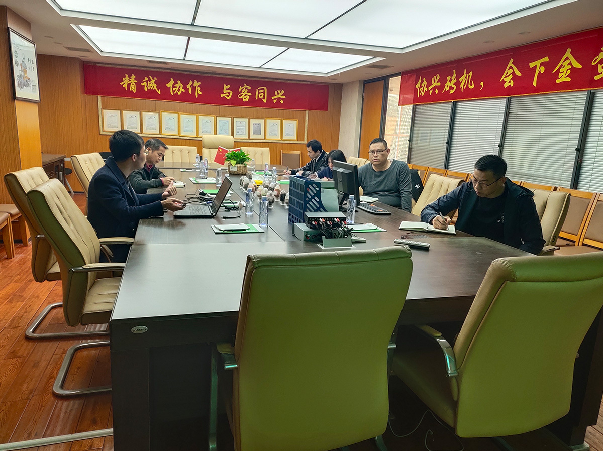 機器，電力，液壓都結合在一起，并由PLC控制，并具有可選的鎖定密碼，以保護安全運行
